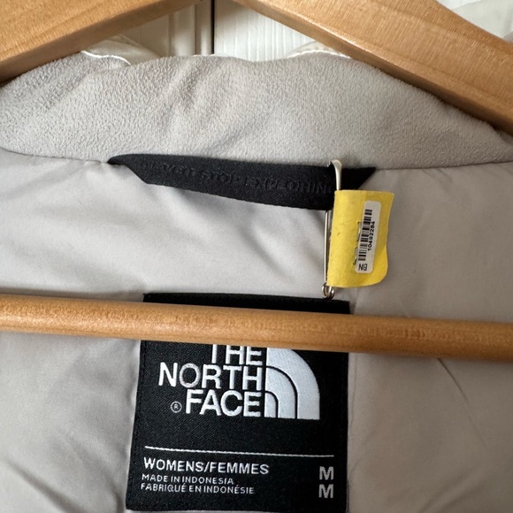 The North Face Women's White Ski Jacket - Picture 9 of 11